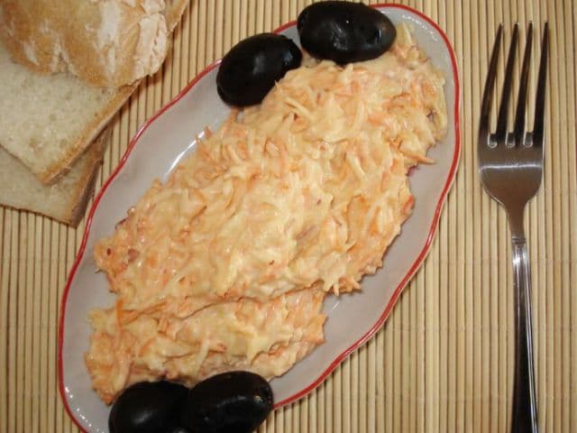 Salată cu țelină, morcov și măr