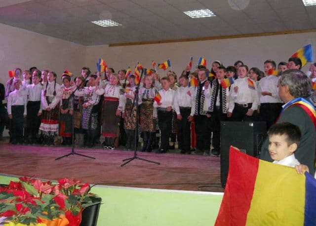 Elevii Şcolii Gimnaziale „Gheorghe Popovici”, Lozna, într-un moment de sărbătoare - FOTO