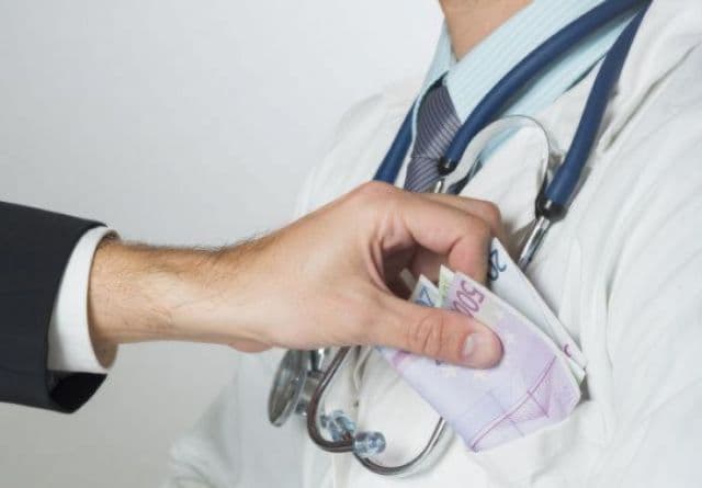 Medicii din spitalele publice intră în categoria funcţionarilor publici
