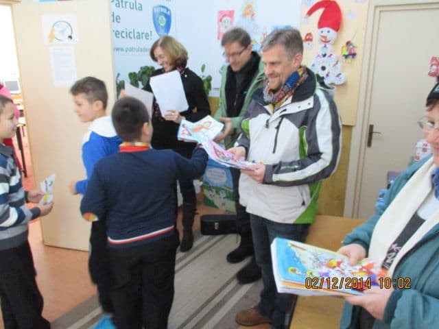 Şcoala Primară nr. 2 Sauceniţa - Prin drumul greu și troienit, vă colindăm și spunem iară „Creștini, Crăciunul a sosit!” - FOTO