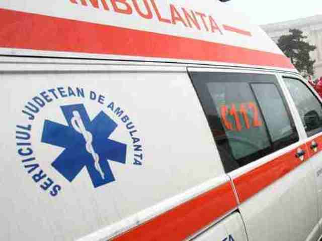 Prima zăpadă face victime. Bărbat accidentat de un tânăr din Broscăuţi