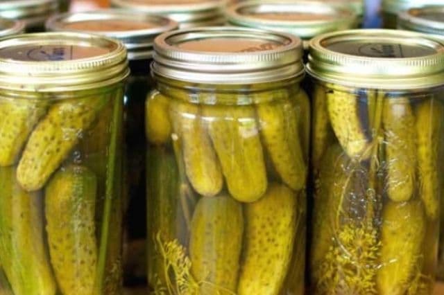 Pericolul din spatele castraveţilor muraţi. Cum trebuie să consumăm aceste legume