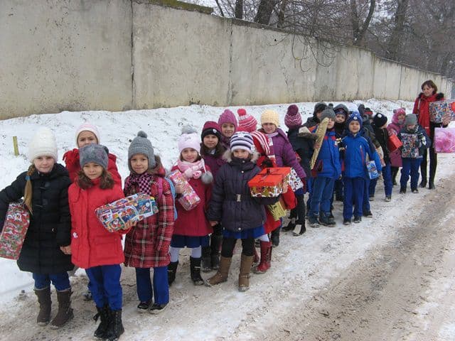 Voluntariatul apropie oamenii și rupe frontierele - „A sosit Moș Nicolae” la Dorohoi - FOTO