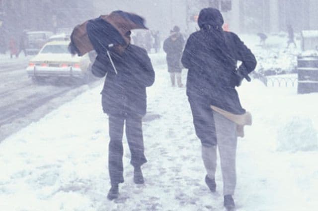 Urmează 35 de ore de ploi abundente şi ninsori