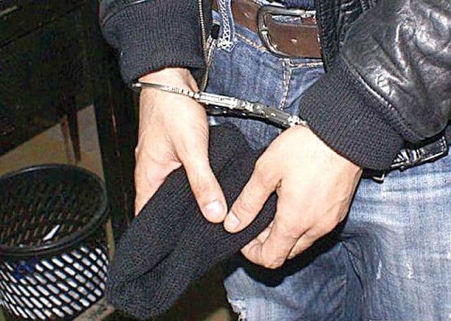 Doi tineri depistaţi în flagrant, în timp ce sustrăgeau bunuri dintr-un autoturism