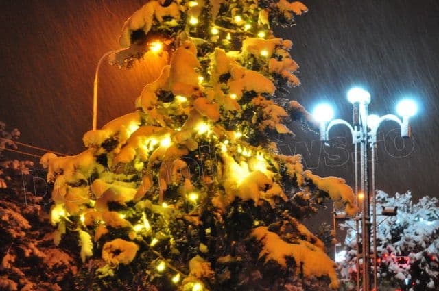 Dorohoiul se pregătește de sărbători, s-au aprins luminile pe străzile municipiului - FOTO