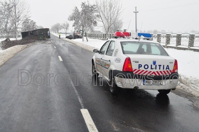 Un camion plin cu sfeclă s-a răsturnat în apropiere de Dorohoi - Vezi imagini cu accidentul!