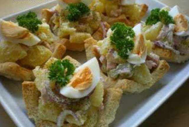 Coșulețe de pâine cu salată de cartofi