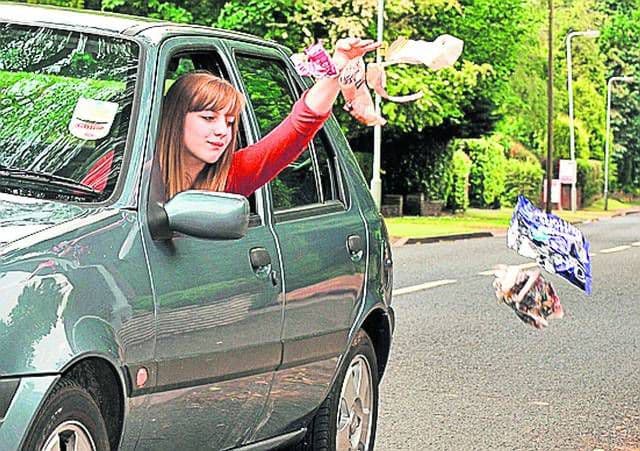 Atenţie, şoferi! Aruncarea gunoiului pe geam aduce amendă de până la 2500 de lei 