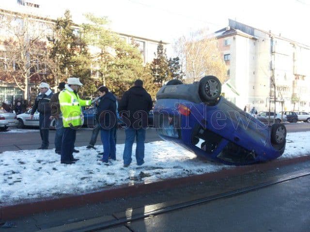 Accident spectaculos pe Calea Națională din Botoșani. O mașină s-a răsturnat pe scuar - FOTO