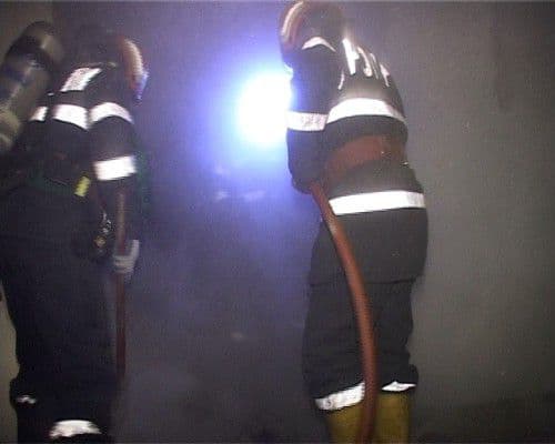 Locuinţă aprinsă de un coş de fum deteriorat