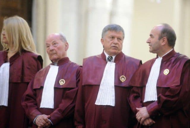 CCR: Ordonanţa traseismului politic, neconstituţională. Parlamentul va decide în privinţa mandatelor