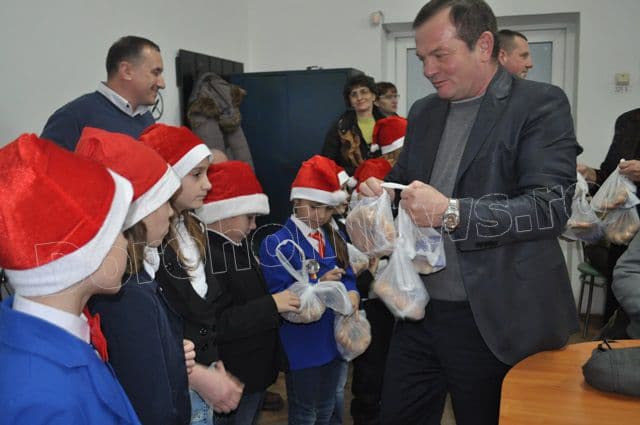 Consilierii locali dorohoieni au fost colindați la ultima ședință din anul 2014 – VIDEO/FOTO