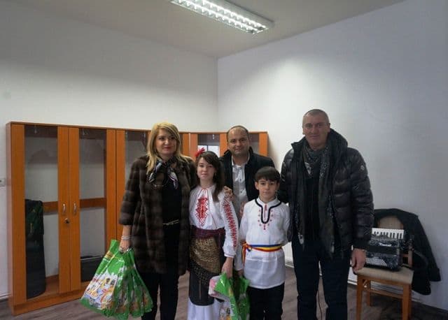 Final de an sărbătorit de elevii Școlilor din Vlăsinești cu daruri - FOTO