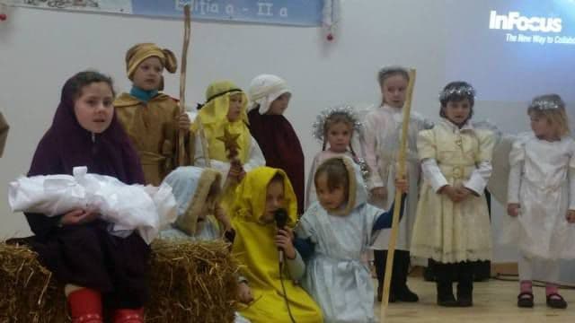 Școala Gimnazială nr.1 Dumeni - Festivalul de datini și obiceiuri - „Iată vin colindători” - FOTO