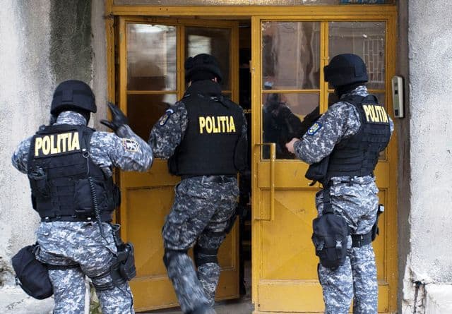 Patru mandate de percheziții domiciliare la persoane bănuite de contrabandă cu ţigări