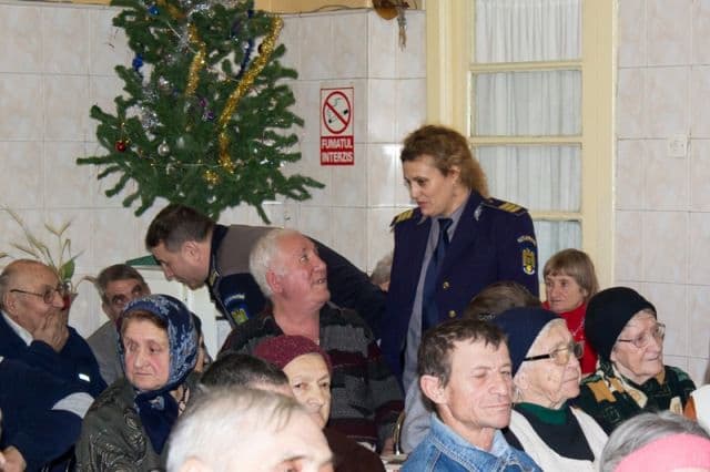 Daruri de sărbători oferite de poliţiştii de frontieră