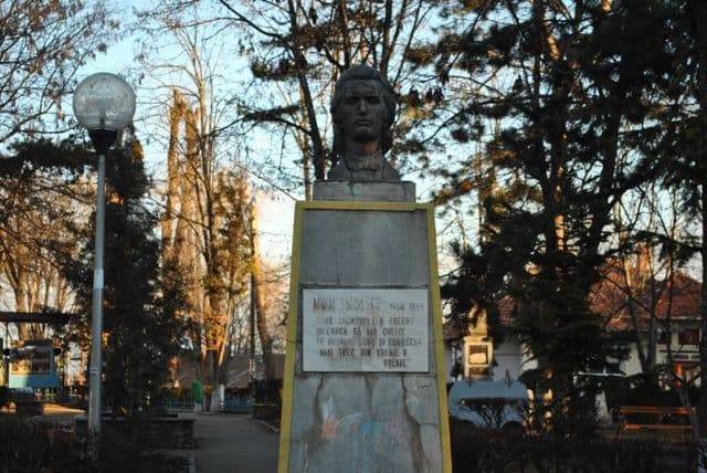 Primim la redacţie - Statuia lui Eminescu din Dorohoi, atacată cu ouă - FOTO
