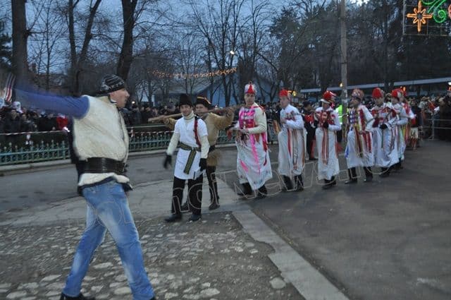 Parada Formatiilor de Datini si Obiceiuri 2013 Dorohoi_Banda Broscauti 2_01