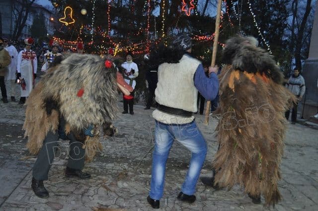 Parada Formatiilor de Datini si Obiceiuri 2013 Dorohoi_Banda Broscauti 2_14