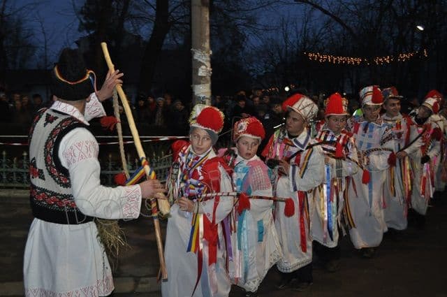 Parada Formatiilor de Datini si Obiceiuri 2013 Dorohoi_Banda Broscauti 1_02