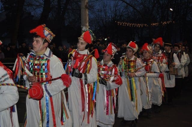 Parada Formatiilor de Datini si Obiceiuri 2013 Dorohoi_Banda Broscauti 1_05