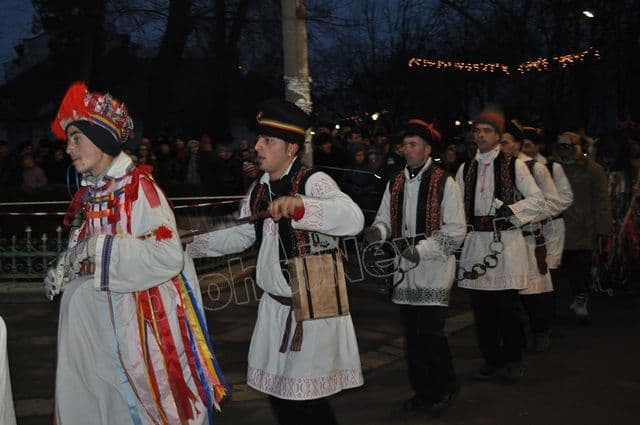 Parada Formatiilor de Datini si Obiceiuri 2013 Dorohoi_Banda Broscauti 1_06