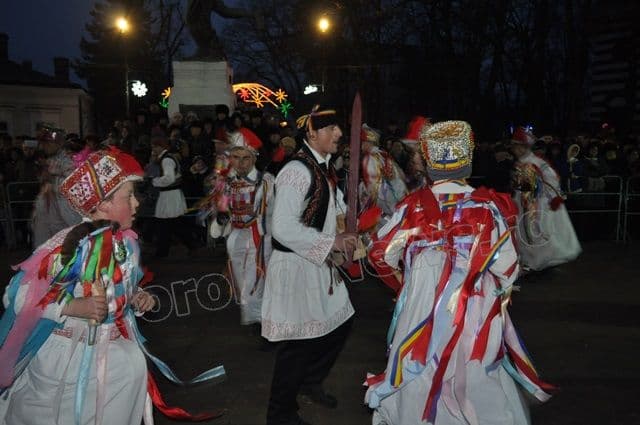Parada Formatiilor de Datini si Obiceiuri 2013 Dorohoi_Banda Broscauti 1_12