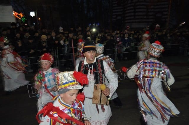 Parada Formatiilor de Datini si Obiceiuri 2013 Dorohoi_Banda Broscauti 1_13