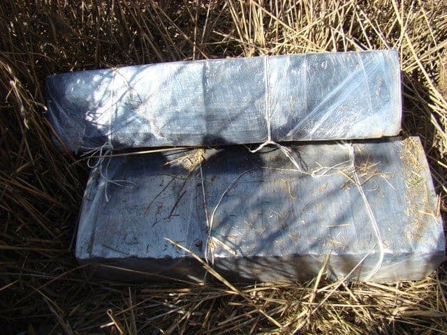 Mii de pachete de ţigări de contrabandă ascunse în căruţă, sub vreascuri _4
