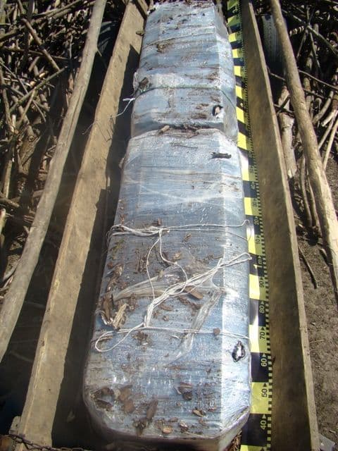 Mii de pachete de ţigări de contrabandă ascunse în căruţă, sub vreascuri _5