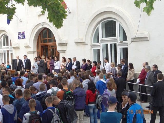 Inceput de an scolar liceul Al. Vlahuta Sendriceni09