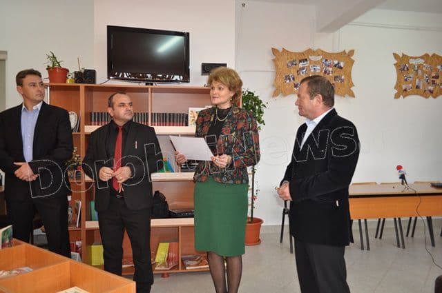 Mihaela Hunca il premiaza pe Dorin Alexandrescu_01