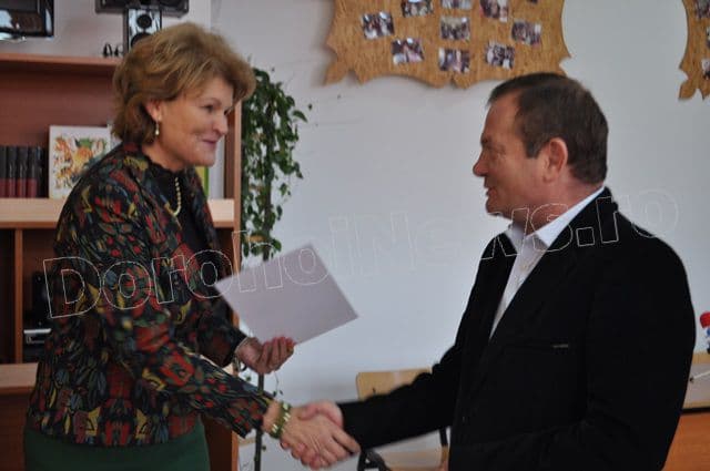 Mihaela Hunca il premiaza pe Dorin Alexandrescu_02