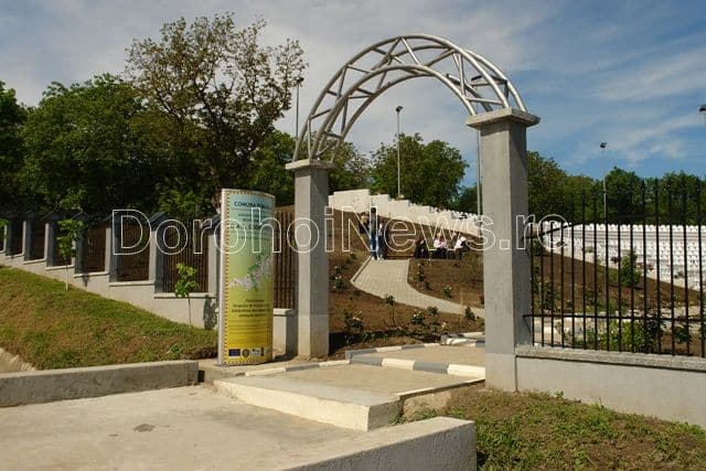 Amfiteatru inaugurat la Pomârla în prezenţa mai multor profesori universitari_2