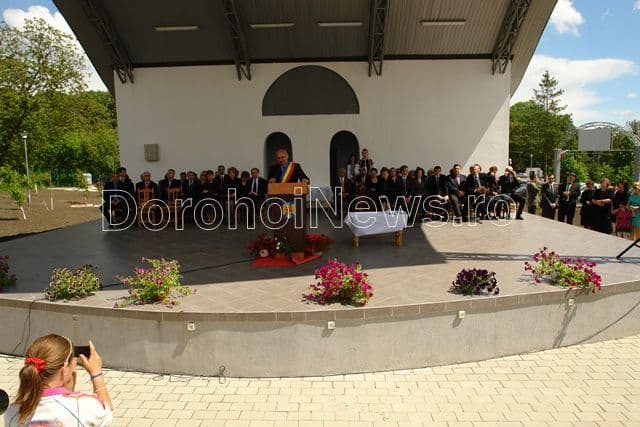 Amfiteatru inaugurat la Pomârla în prezenţa mai multor profesori universitari_7