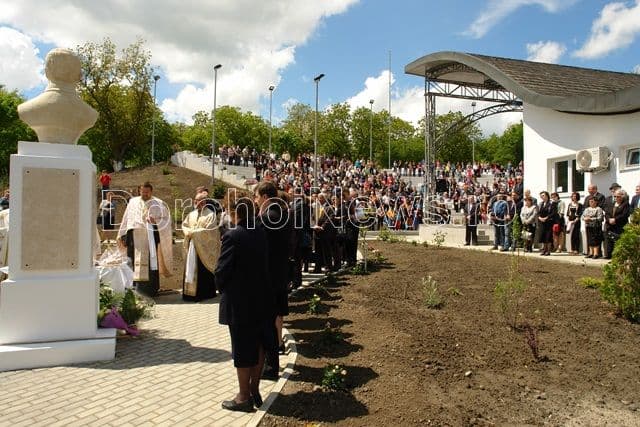 Amfiteatru inaugurat la Pomârla în prezenţa mai multor profesori universitari_10