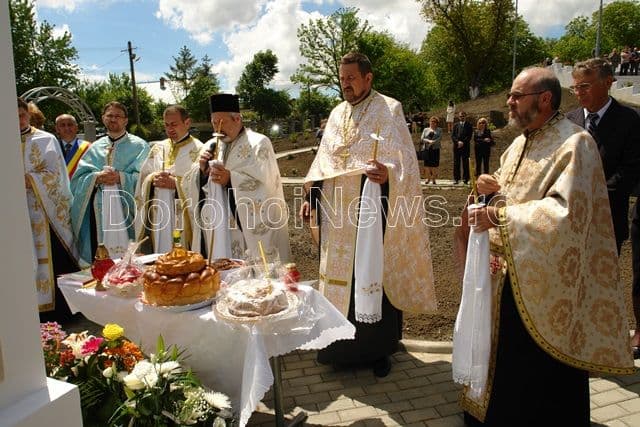 Amfiteatru inaugurat la Pomârla în prezenţa mai multor profesori universitari_11