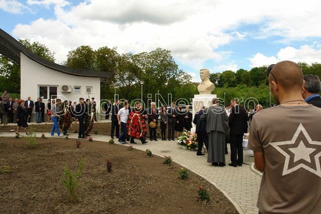 Amfiteatru inaugurat la Pomârla în prezenţa mai multor profesori universitari_13