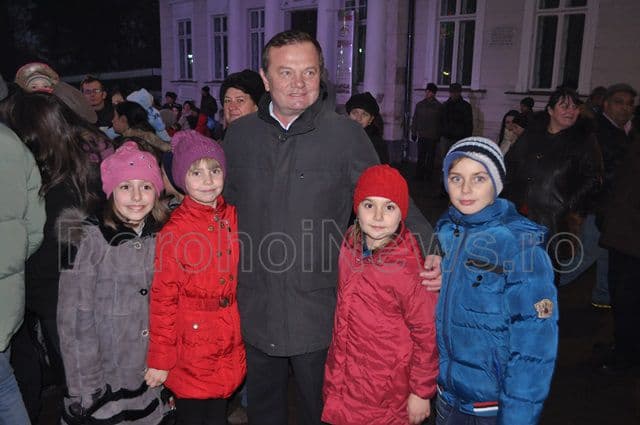 Pachete pentru copii de la Mos Craciun 2014_02