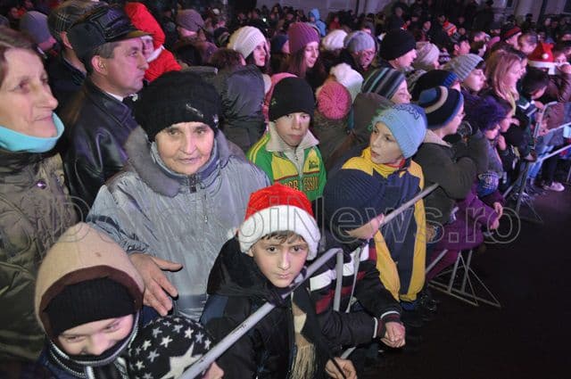 Pachete pentru copii de la Mos Craciun 2014_06
