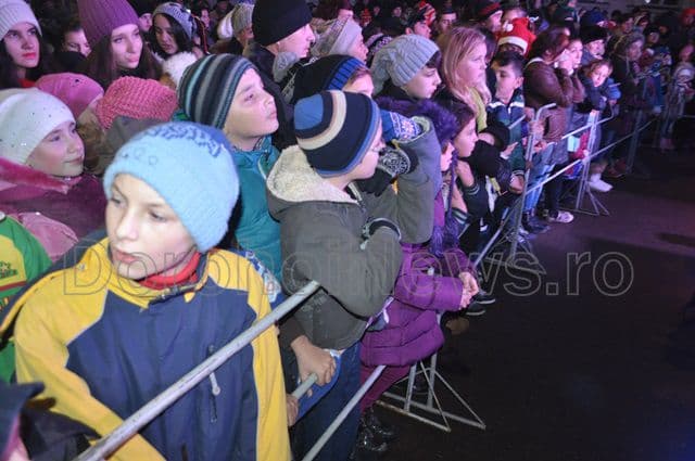 Pachete pentru copii de la Mos Craciun 2014_07