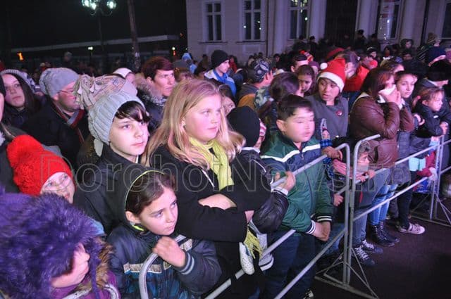 Pachete pentru copii de la Mos Craciun 2014_08