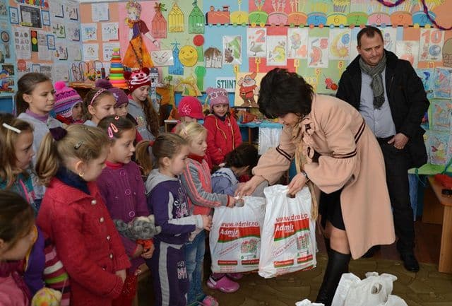 Senatorul Doina Federovici a fost ajutorul lui Mos Craciun 08