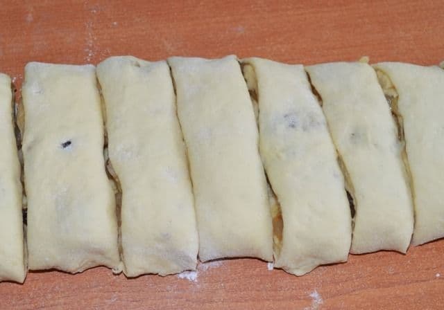 Baghete răsucite umplute cu mere (3)