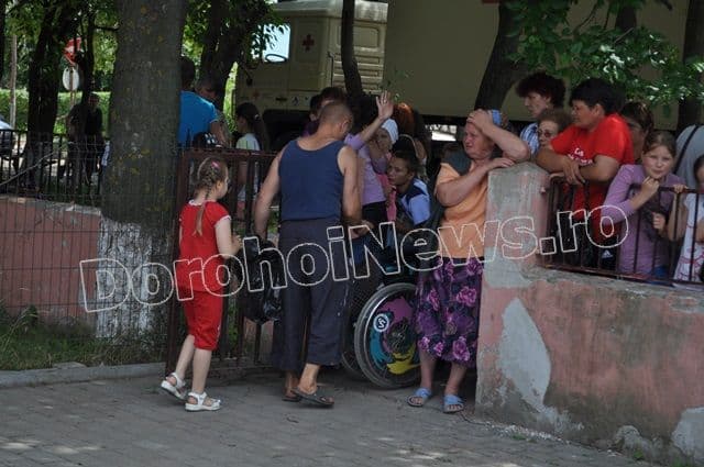 Ajutoare de la Crucea Rosie din Neuburg, Germania distribuite la Dorohoi_03