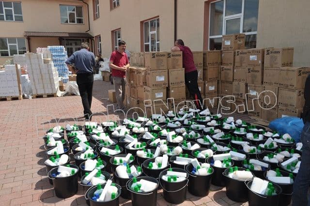Ajutoare de la Crucea Rosie din Neuburg, Germania distribuite la Dorohoi_04