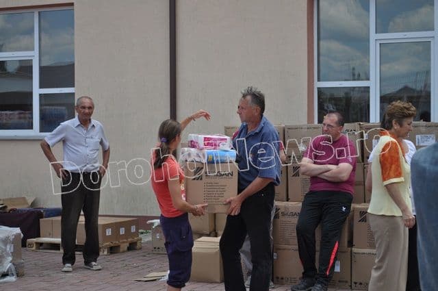Ajutoare de la Crucea Rosie din Neuburg, Germania distribuite la Dorohoi_07