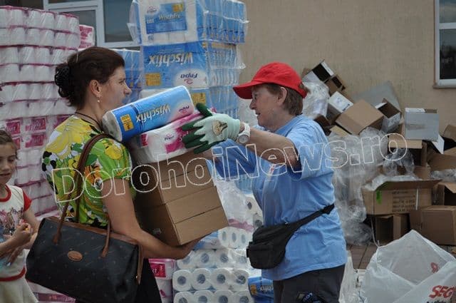 Ajutoare de la Crucea Rosie din Neuburg, Germania distribuite la Dorohoi_10