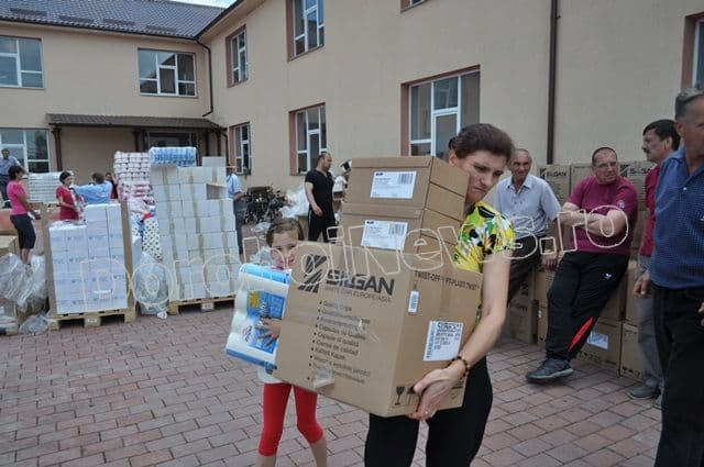 Ajutoare de la Crucea Rosie din Neuburg, Germania distribuite la Dorohoi_12
